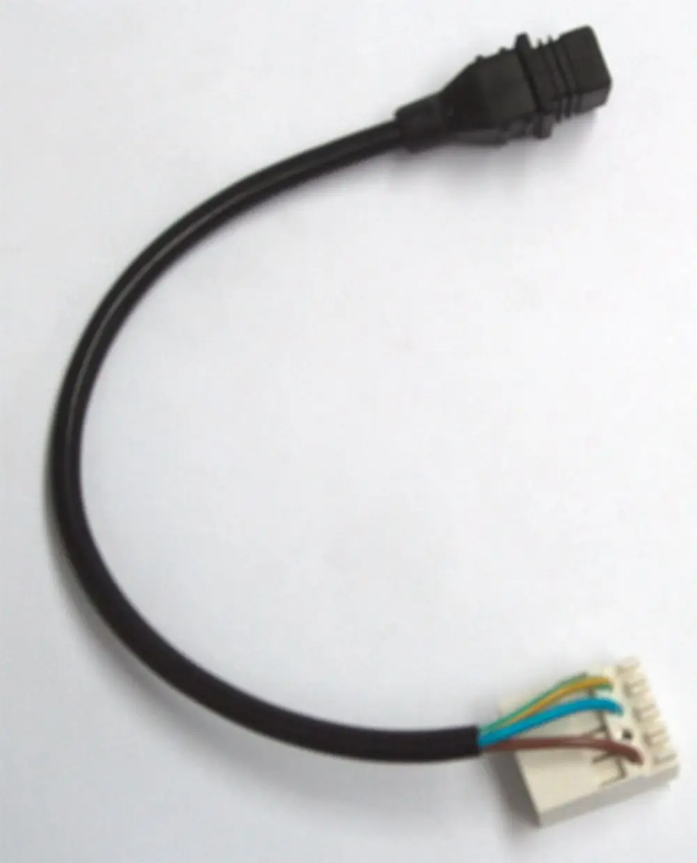 Kabel mit zwei Steckverbindern, einer schwarz und einer in weiß, für den Anschluss an ein Heizsystem von Daikin.